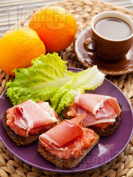 Испанска закуска с пълнозърнест хляб, домати и хамон (прошуто) - снимка на рецептата
